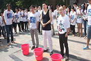 银汉游戏CEO刘泳携兄弟连完成“冰桶挑战”